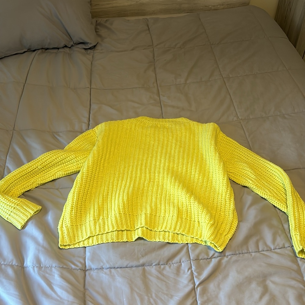 Yellow sweater - Picture 2 of 3